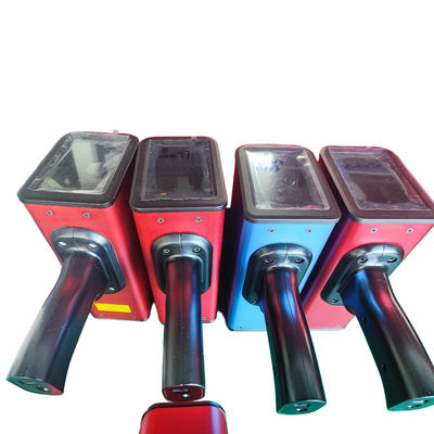 Máy đo khoảng cách laser cầm tay màu Vàng Xám và Tấm hiệu chuẩn để tính toán khoảng cách chính xác